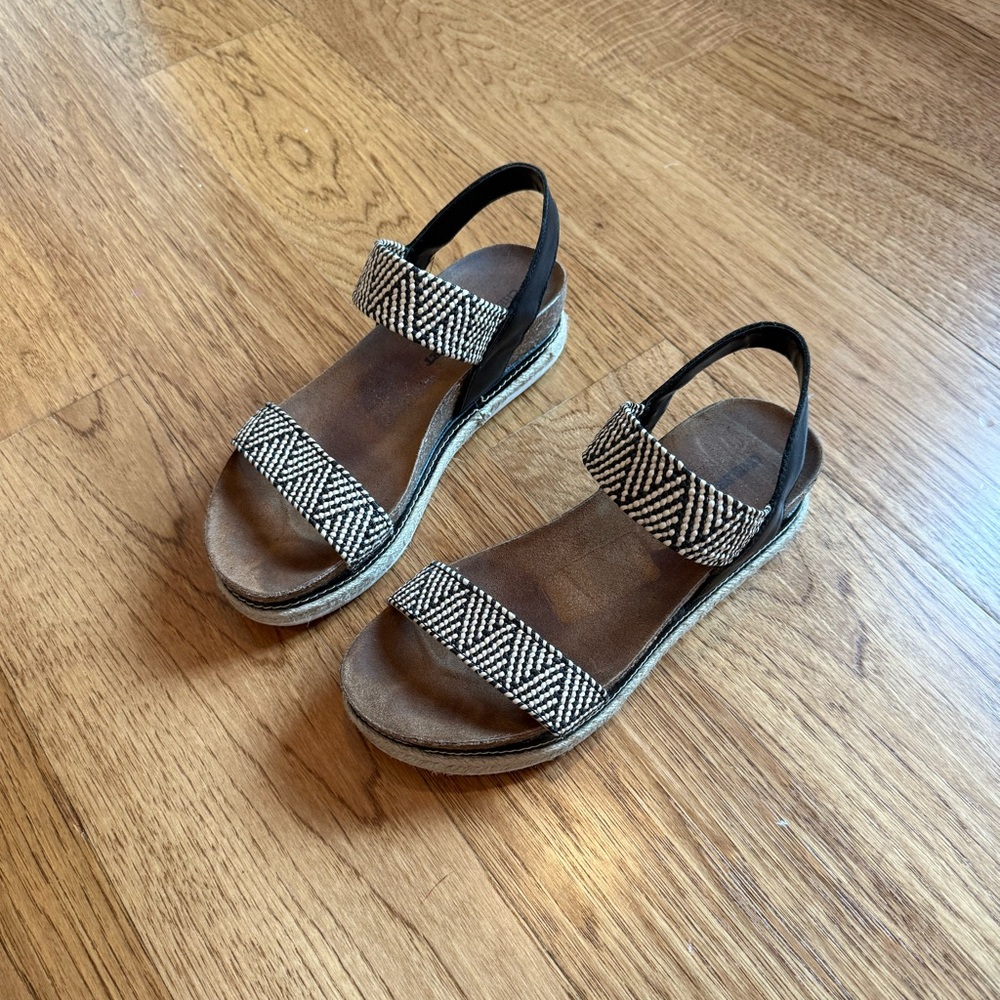 Chelsea & Violet Black and Tan Sandals, Comfortable size 7-7.5
